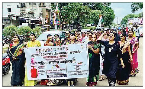 श्रीरामपूर : केंद्रातील भाजप सरकार विरोधात श्रीरामपूर युवक काँग्रेसच्या महिलांनी आक्रोश आंदोलन केले.