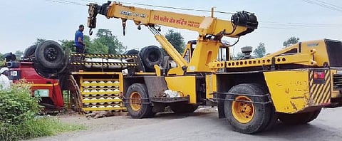 मंचर : सीएनजी वाहतूक करणारा टेम्पो उलटला