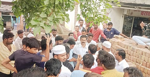 अतिक्रमणाचा मुद्दा पुन्हा पेटला ! कुकाणा येथे इनामी जामिनीच्या वारसांनी बांधकाम पाडले बंद