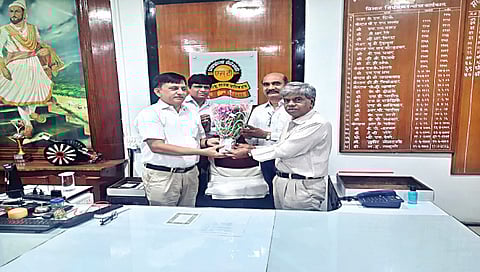 नाशिक : विभागीय नियंत्रकपदाचा पदभार स्वीकारताना अरुण सिया. समेवत मुकुंद कुंवर, कैलास पाटील.