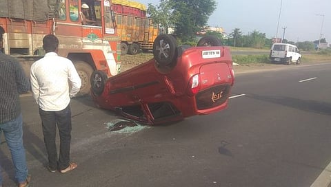 बीड : भरधाव ट्रक-कारची धडक; दोघे किरकोळ जखमी