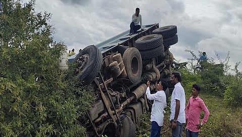 बीड : टिप्परची ट्रॅक्टरला धडक; १ ठार, २ जखमी