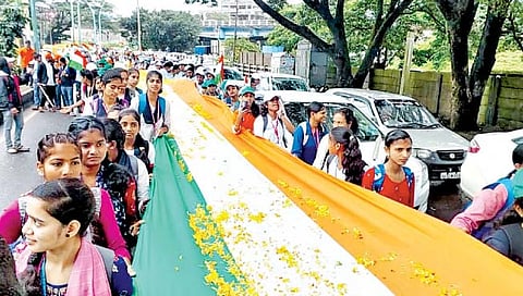 बेळगाव : ७५ मीटर तिरंग्याची रॅली; किल्ला तलावाकाठच्या सर्वात उंच स्तंभावरही फडकला तिरंगा