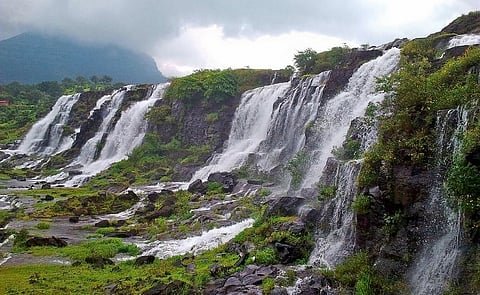 भंडारदर्यात पर्यटकांसह अधिकार्यांचीही मौज!