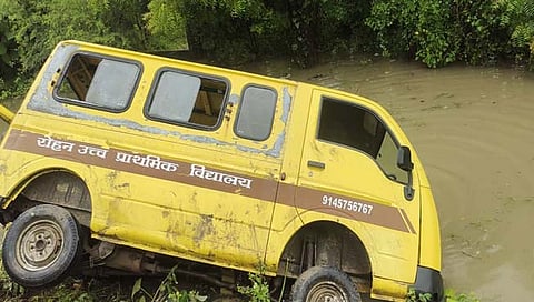 स्कूल व्हॅन उलटली