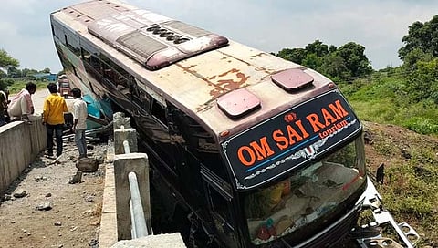 बीड : पुलावरुन आराम बस कोसळून ४ प्रवाशी जखमी