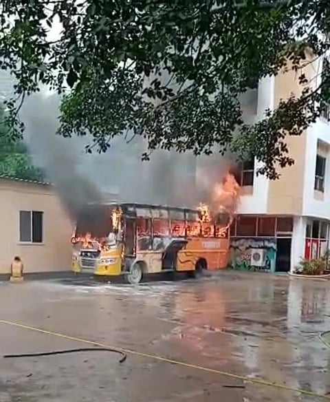 पुणे : शालेय विद्यार्थ्यांची वाहतुक करणाऱ्या बसला आग; शाळेला सुटी असल्याने अनर्थ टळला