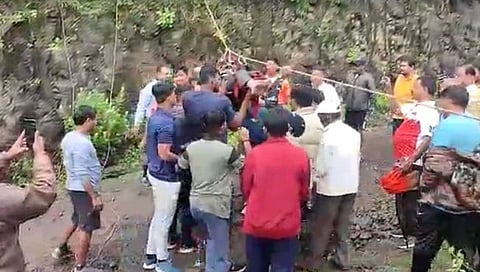 जखमीस बाहेर काढताना शिवेंद्रराजे रेस्क्यू टीम