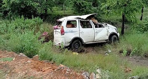सिंधुदूर्ग : कार अपघातात दोघे ठार; जखमींना घेऊन जाणारी रुग्णवाहिकाही पेटली