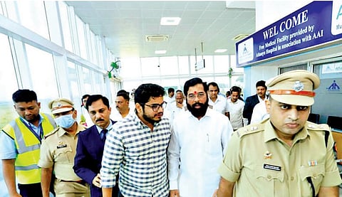 कोल्हापूर : मुख्यमंत्री एकनाथ शिंदे सांगली जिल्ह्याच्या दौऱ्यावर येत असताना कोल्हापूर येथील विमानतळावर रोहित आर. आर. पाटील यांनी त्यांचे स्वागत केले.