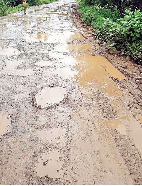 बकोरी रस्त्याची खड्ड्यांमुळे दुरवस्था