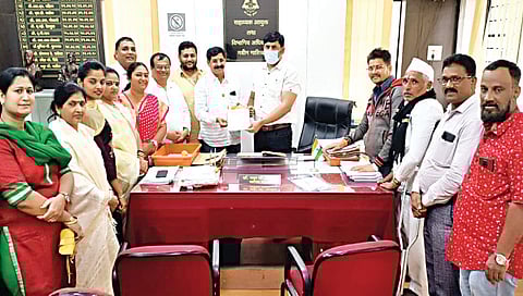 सिडको : मनपा सिडको विभागीय अधिकारी डॉ. मयूर पाटील यांना निवेदन देताना सिडको भाजपचे शिष्टमंडळ. (छाया : राजेंद्र शेळके)