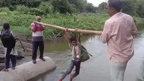 औरंगाबाद : पुलाअभावी चिखलठाण येथील विद्यार्थ्यांचा नदीतून जीवघेणा प्रवास