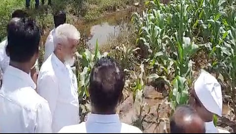 मालेगाव : तालुक्यातील अतिवृष्टीने प्रभावित झालेल्या शेतशिवाराची पाहणी करताना मंत्री दादा भुसे. दुसर्या छायाचित्रात पूरपाण्यात बंधार्याचा भराव फुटून वाहून गेलेली शेती.