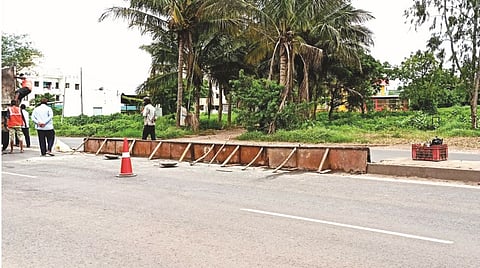 नगर-पुणे महामार्गावर तोडलेले दुभाजक पुन्हा बंद करणार..!