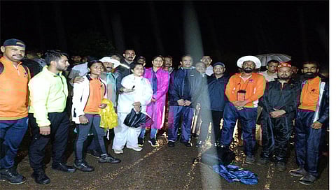 त्र्यंबकेश्वर : दुगारवाडी धबधब्याजवळ अडकलेले पर्यटकांना रेस्कू टीमव्दारे सुखरूप सोडविण्यात आले.