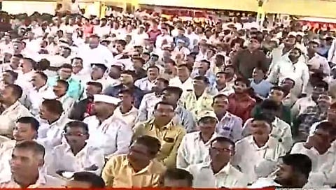 कोल्हापूर : गोकुळच्या सभेत विरोधक आक्रमक; शौमिका महाडिकांचा स्टेजवर जाण्यास नकार