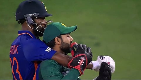 IND vs PAK : हार्दिकचा रिझवानला कानमंत्र ; भारत पाक सामन्यातील ‘तो’ क्षण
