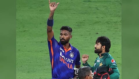 VIDEO : भारताच्या रोमहर्षक विजयानंतर ‘अफगाण’ चाहत्याचा जल्लोष, हार्दिक पांड्याला केले ‘KISS’