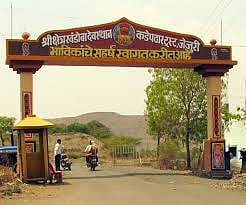 जेजुरी : कडेपठार मंदिरावर कलशारोहण