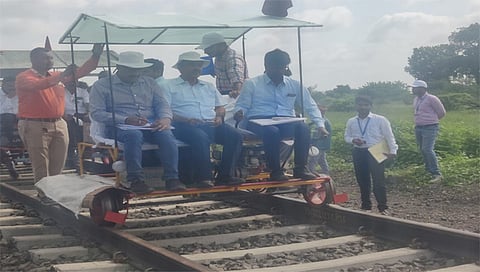 जळगाव :भुसावळ जंक्शनपासून तिसर्या लाईनीची पाहणी करतांना सुरक्षा विभागाचे अधिकारी.