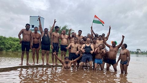 कोल्हापूर : ९ किमी पुरातून पोहत फडकविला तिरंगा; कृष्णामाई जलतरण मंडळाचा साहसी उपक्रम (Video)