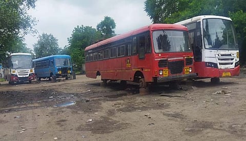 परभणी: टायरअभावी जिंतूर आगारातील एसटीची चाके रुतली