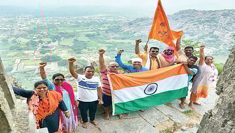 इगतपुरी : जिंजी किल्ल्यावर तिरंगा व भगवा ध्वज फडकविताना कळसूबाई मंडळाचे सदस्य.