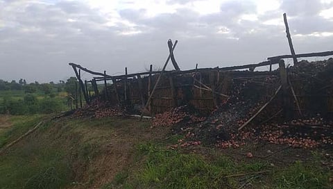 नाशिक : वासोळ येथे पूर्ववैमनस्यातून कांदा चाळीला आग, चार लाखांचे नुकसान