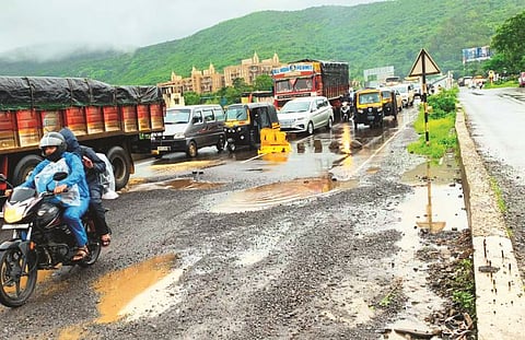 कामशेत उड्डाणपूल देतोय अपघाताला निमंत्रण