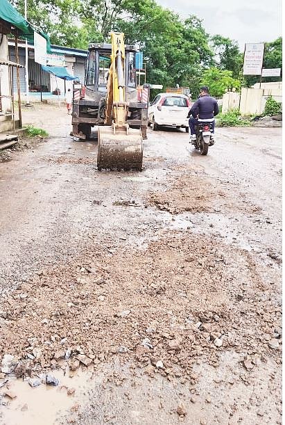 सोमाटणे ग्रामपंचायतीने घेतली निनावी पत्राची दखल, बुजवले रस्त्यावरील खड्डे