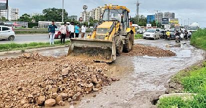 स्थानिकांनीच बुजविले खड्डे ! पुनावळे येथील सेवारस्त्याला आले होते तळ्याचे स्वरूप