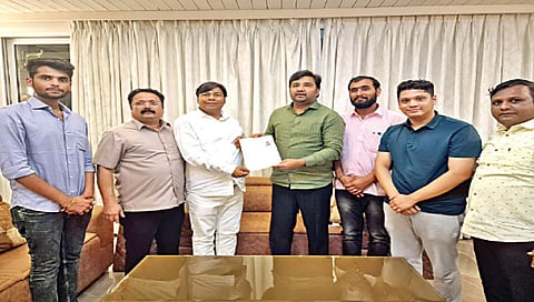 पंचवटी : विजय सानप यांना नियुक्तिपत्र देताना महाराष्ट्र राज्य अध्यक्ष हाजी अराफत शेख, संघटनेचे कार्याध्यक्ष मंगेश सांगळे, संदीप धात्रक आदी. (छाया : गणेश बोडके)