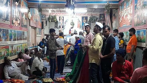 कुरुंदवाड : मुसळधार पावसात मुस्लिम बांधवांनी हिंदू मंदिरातच केली पीर प्रतिष्ठापणा