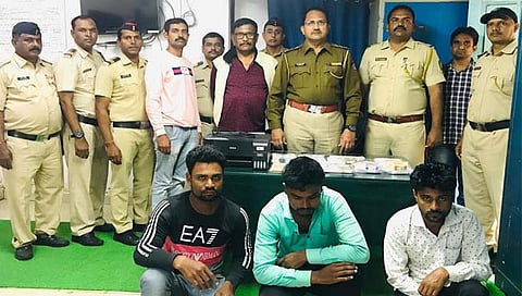 संशयित आरोपींसह पोलीस पथक