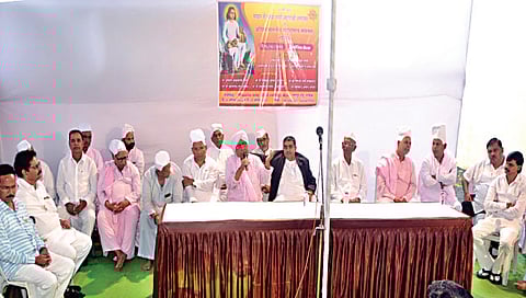 नाशिकरोड : अखिल भारतीय महानुभाव संमेलनाच्या पार्श्वभूमीवर दत्ता गायकवाड यांच्या निवासस्थानी पार पडलेल्या संतभोजनाप्रसंगी आचार्य प्रवर सुकेणकर बाबा शास्त्री, आचार्य प्रवर चिरडे बाबा, महंत कृष्णराज बाबा मराठे, दिनकर पाटील, बाळासाहेब सानप आदी.(छाया : उमेश देशमुख)