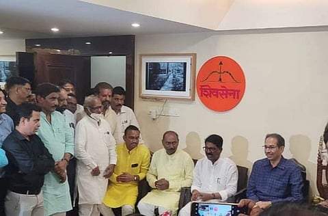 हिंगाेली : माजी आमदार संतोष टारफे यांनी मातोश्रीवर बांधले शिवबंधन