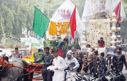 पुणे : ताबूत, पंजांचे मिरवणुकीने विसर्जन