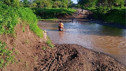 परभणी : नदीवर पूल नसल्याने ग्रामस्थ, विद्यार्थ्यांना करावा लागतो जीवघेणा प्रवास