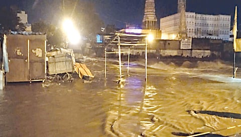 मालेगाव : मोसम नदीला सोमवारी रात्री आलेल्या पुरात सांडवा पूल पाण्याखाली जाऊन रस्त्यावर आलेले पाणी.