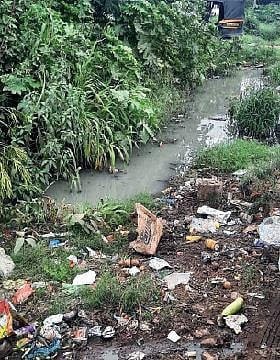 मोशी परिसरात उघड्या गटारांमुळे दुर्गंधी