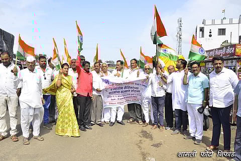 निफाड: स्वातंत्र्याच्या अमृत महोत्सवनिमित्ताने प्रदेश काँग्रेस समितीच्या वतीने काढण्यात आलेल्या आझादी गौरव पदयात्रेत सहभागी झालेले राजाराम पाटील पानगव्हाणे, गुणवंतराव होळकर, सचिन होळकर, भैय्या देशमुख, गौरव पानगव्हाणे, सचिन खडताळे, स्वप्नील बिनायकिया आणि पल्लवी जंगम आदी. (छाया: दीपक श्रीवास्तव)
