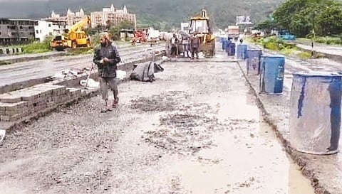 अखेर कामशेत पुलावरील रस्त्याचे काम सुरू