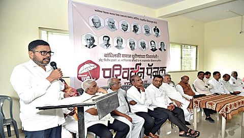 चांदवड : परिवर्तन पॅनलच्या मेळाव्यात बोलताना डॉ. सयाजी गायकवाड. समवेत इतर मान्यवर