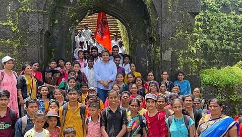 आमदार रोहित पवार यांनी कार्यकर्त्यांची घडविली रायगड सफर