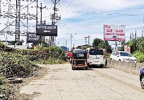 कात्रजमध्ये वाहतुकीला विद्युत खांबांची अडचण