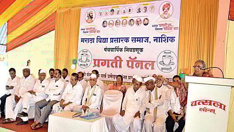 देवळा : प्रगती पॅनलच्या मेळाव्यात बोलताना नीलिमा पवार. समवेत इतर मान्यवर.