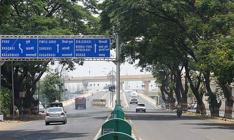 महामार्गावरील मातीमुळे अपघाताची भीती; प्रशासनाचे मात्र दुर्लक्ष