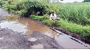 नेवासा : रस्त्यांचे पावसाळ्यात तीन-तेरा, पाण्यातून मार्ग काढताना वाहनांचा जीवघेणा प्रवास