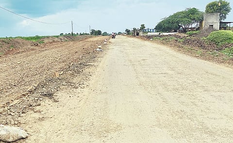 श्रीगोंदा : रस्त्याचे काम बंद, प्रवाशांचे हाल आढळगाव ते जामखेड राष्ट्रीय महामार्गावर खोदकाम